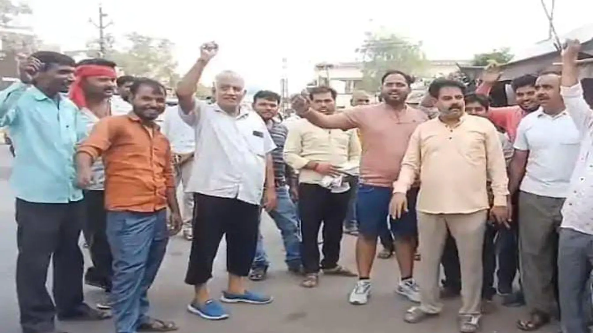 कासगंज: ARM पर अवैध वसूली का लगाया आरोप...अनुबंधित बसों के मालिकों का हंगामा