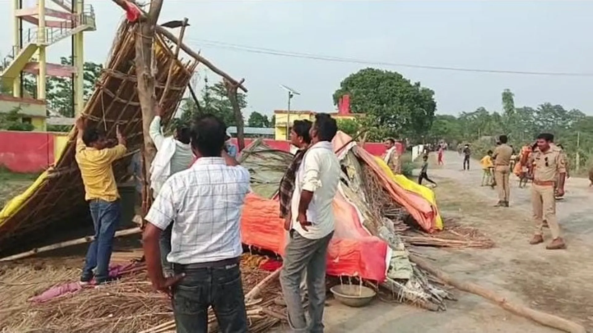 लखीमपुर खीरी: चारागाह की जमीन किया था अवैध कब्जा...राजस्व टीम ने हटवाया तो मची खलबली 