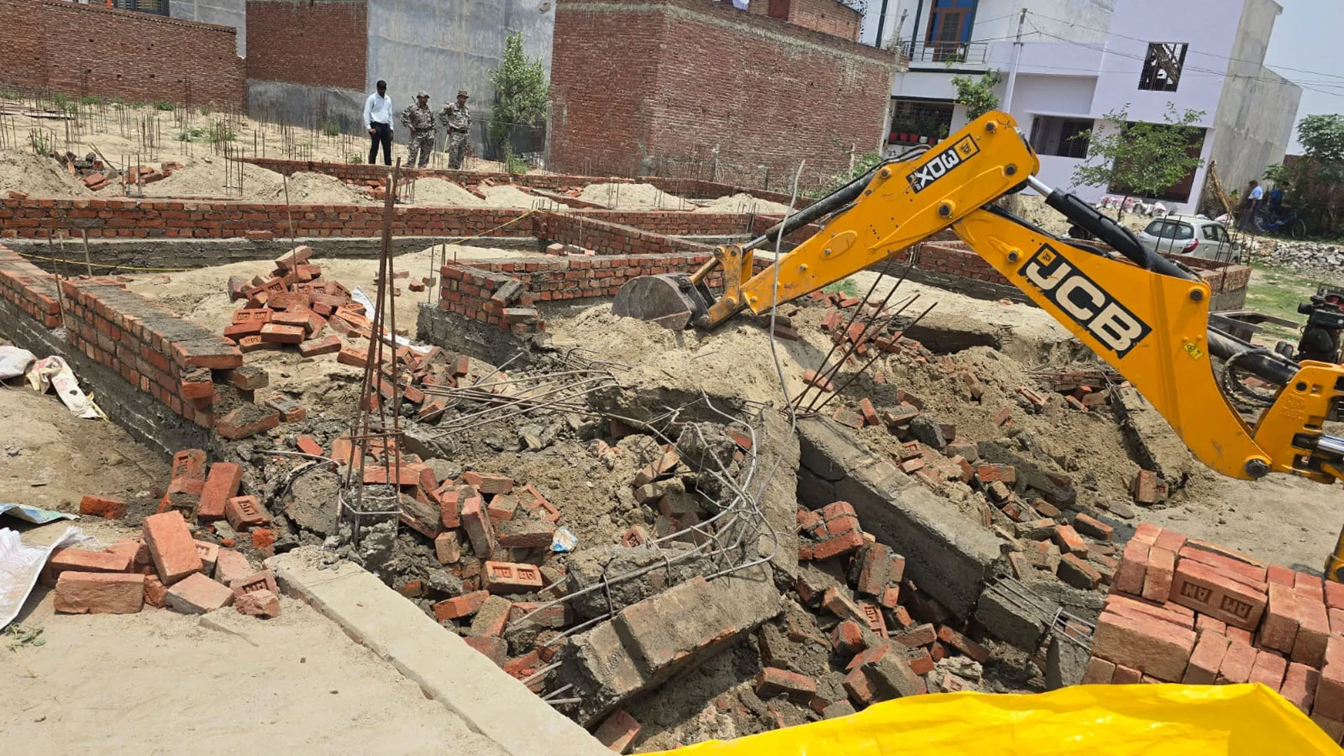 Bareilly: सुभाषनगर में BDA के बुलडोजर ने मचाया तूफान...नक्शा नहीं तो तीन अवैध कालोनियां ढही