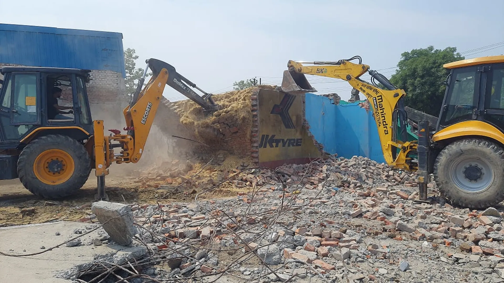 रामपुर: पहाड़ी गेट पर 15 दुकानों पर चला बुलडोजर...सरकारी जमीन पर किया था अवैध निर्माण