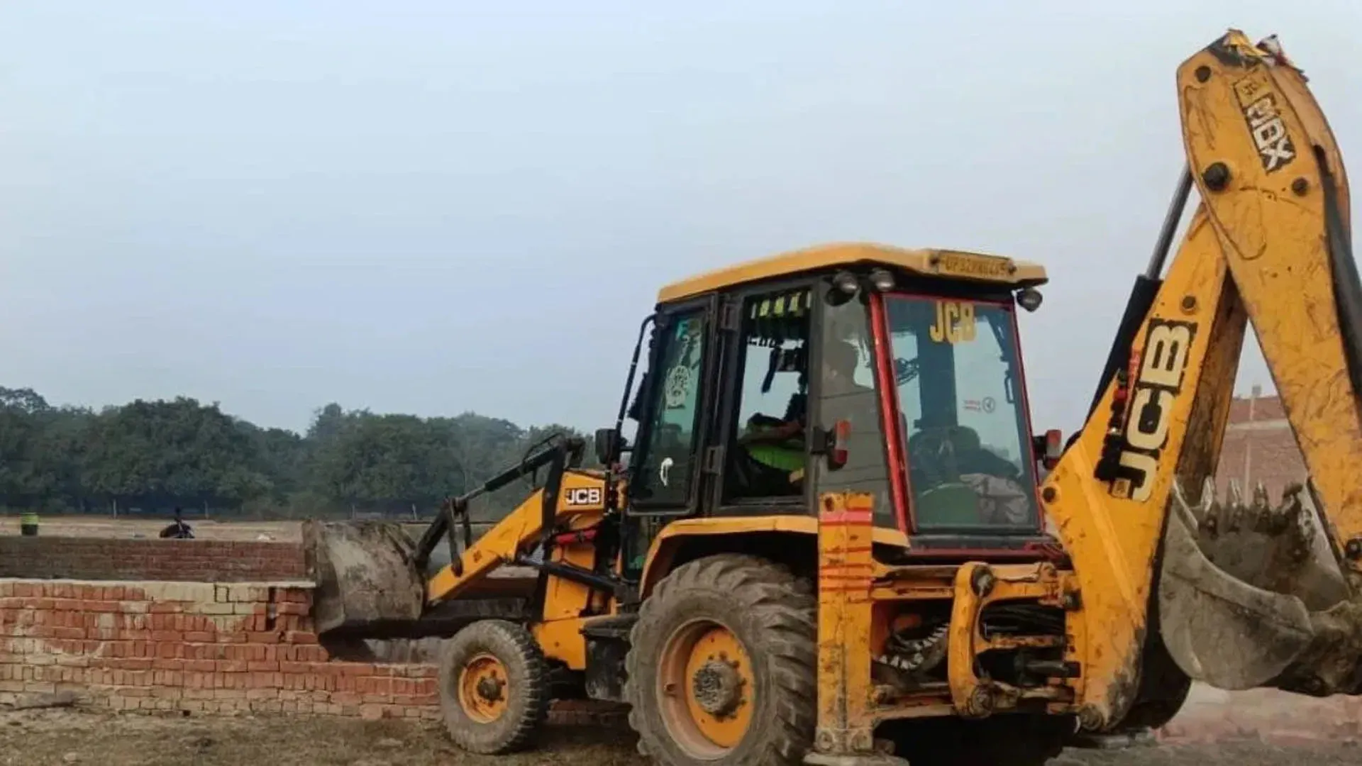 अमरोहा: बिना नक्शा पास कराए बस रही थी अवैध कॉलोनी...MDA ने चला दिया बुलडोजर