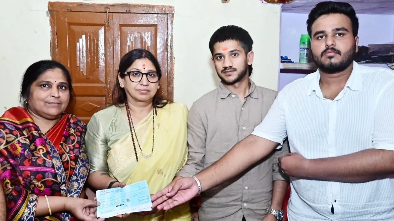 अशोक अग्रवाल हत्याकांड : पूर्व महापौर ने सर्राफा कारोबारी के परिवार को दिया 2.40 लाख का चेक