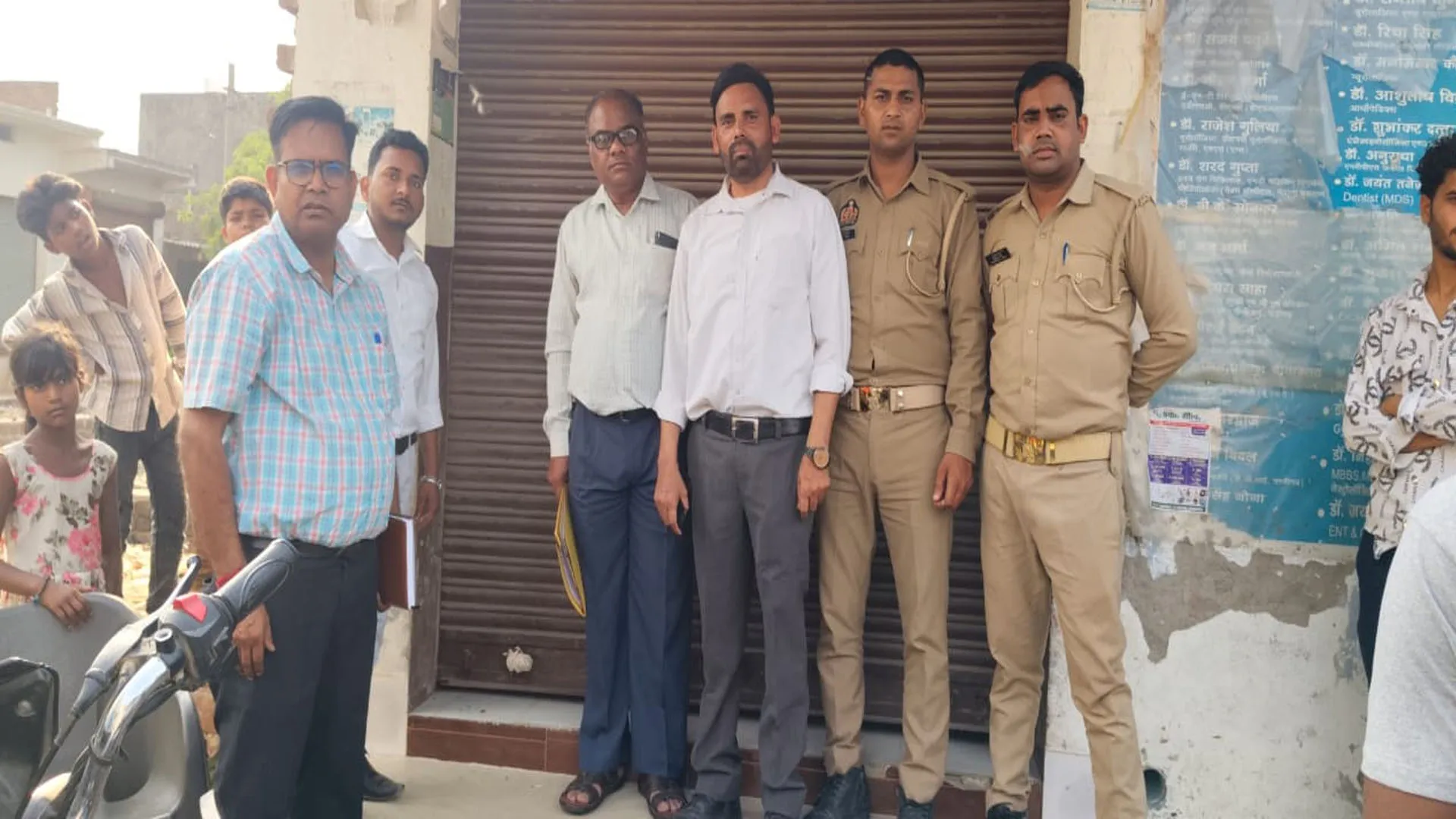 पीलीभीत: डॉक्टर नहीं बाप देख रहा था मरीज...स्वास्थ्य विभाग की टीम ने पकड़ा खेल