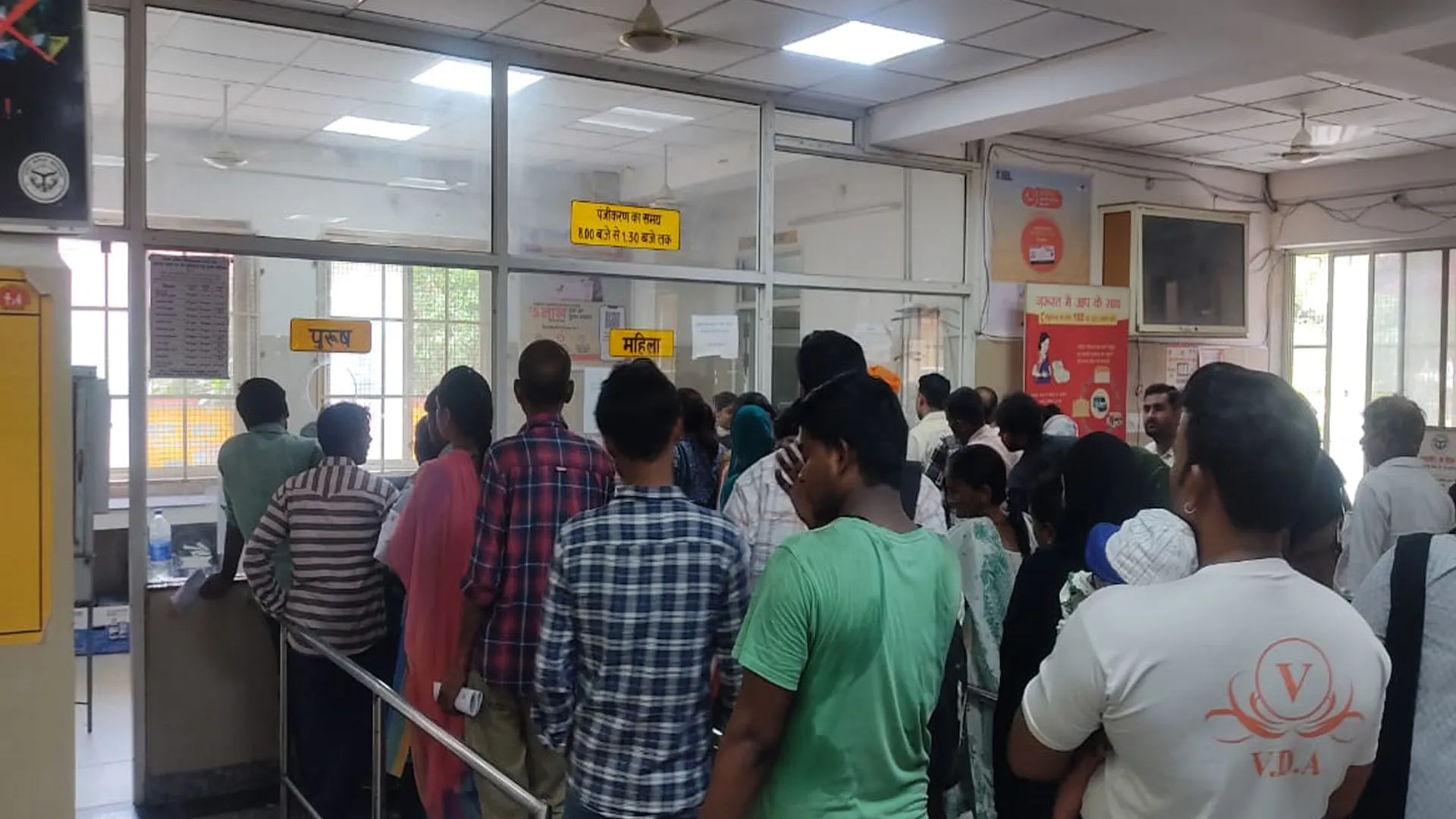 Bareilly: छापे का असर...डाक्टर कक्ष के बाहर लगी नाम की सूची...अतिरिक्त पर्चा काउंटर बनाया