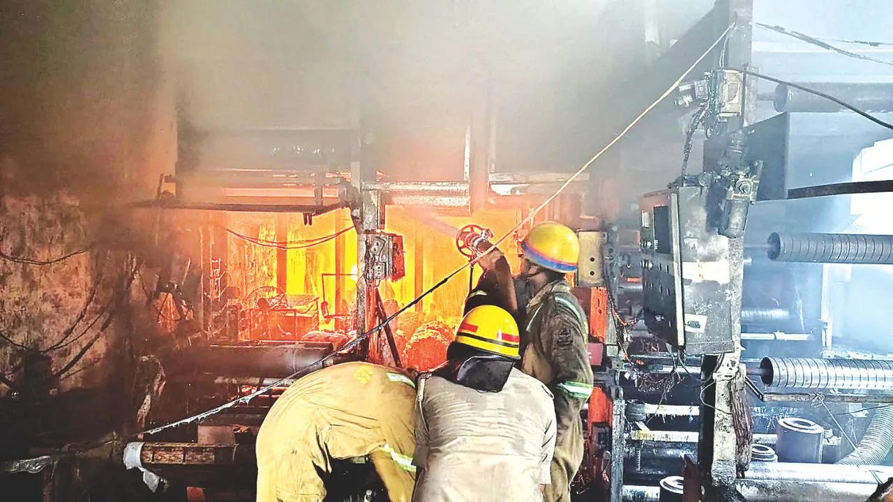 Kanpur: प्रिंटिंग कारखाने में भीषण आग से अफरातफरी, केमिकल के कारण दूसरी मंजिल तक पहुंची आग, फायर जवानों ने पाया काबू