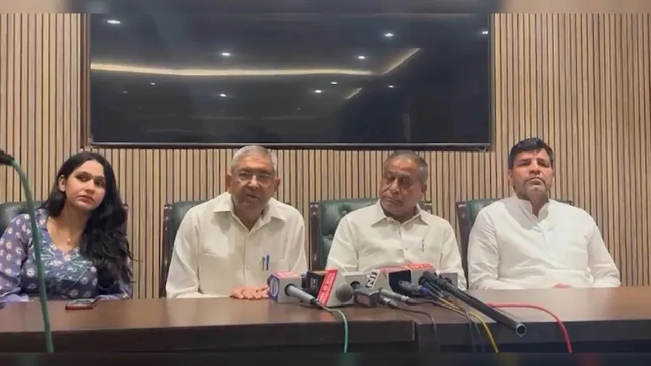 अरविंद केजरीवाल को बड़ा झटका : 15 पार्षदों ने दिया सामूहिक इस्तीफा, बागी नेताओं ने बनाई अपनी पार्टी