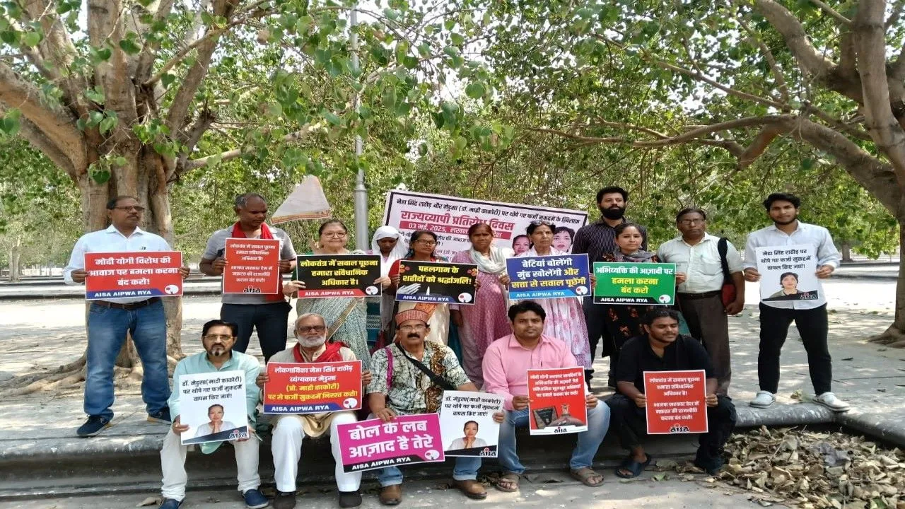 बोल कि लब आज़ाद हैं तेरे... कोख में बच्ची क्यों मर जाए... सेज की दुल्हन क्यों जल जाए गीत गाकर लोगों ने जताया विरोध