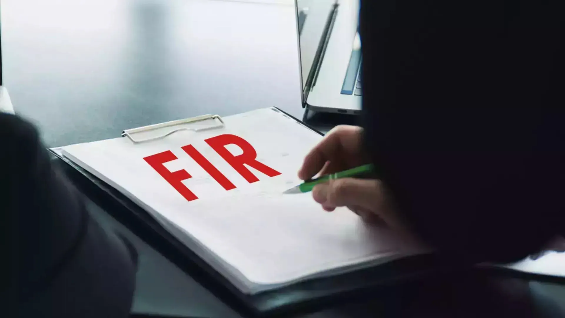 रामपुर: रंजिश के चलते  मां बेटे को पीटकर किया घायल...तीन लोगों पर FIR