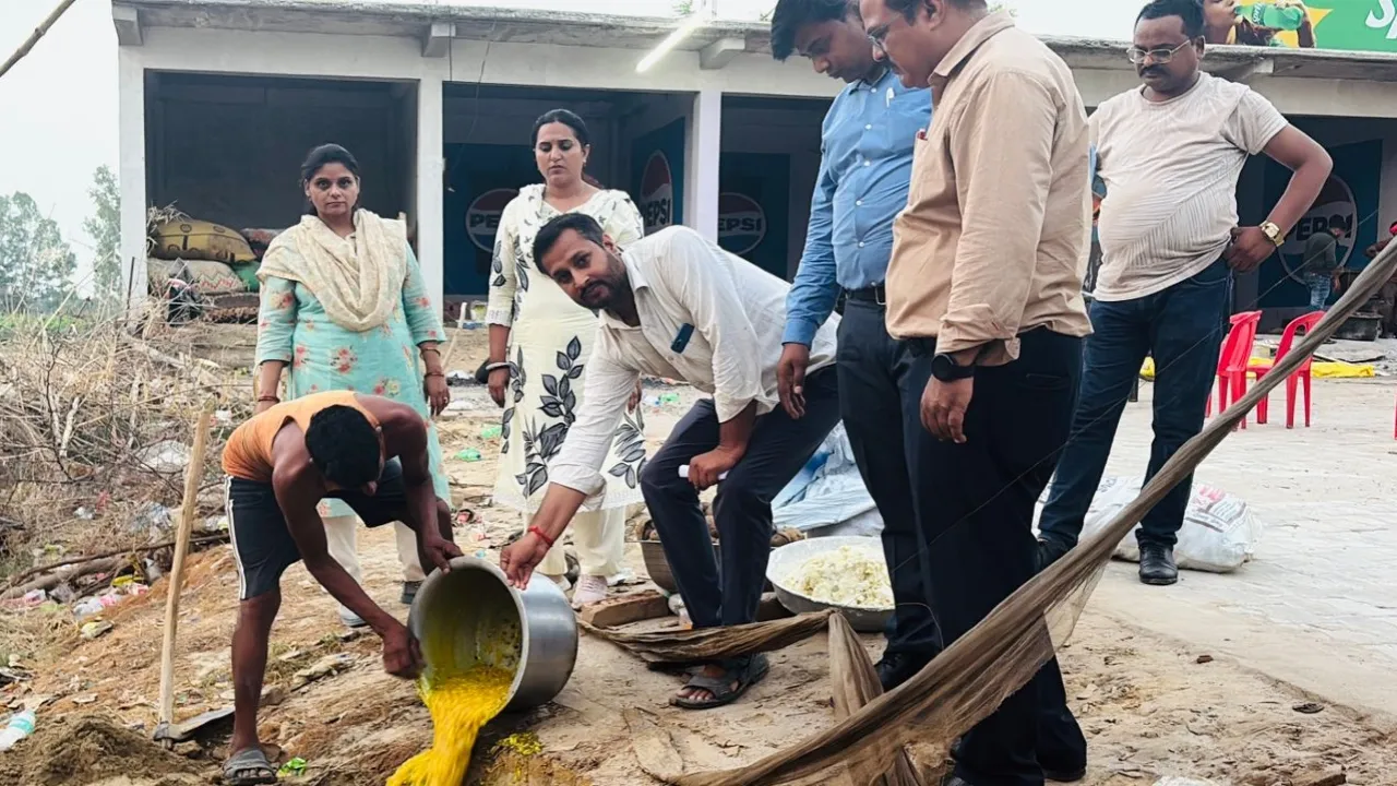 यात्री प्लाजा पर समोसे में सड़े-गले आलू का इस्तेमाल : गजक, रेवड़ी और कोल्ड ड्रिंक भी एक्सपायरी