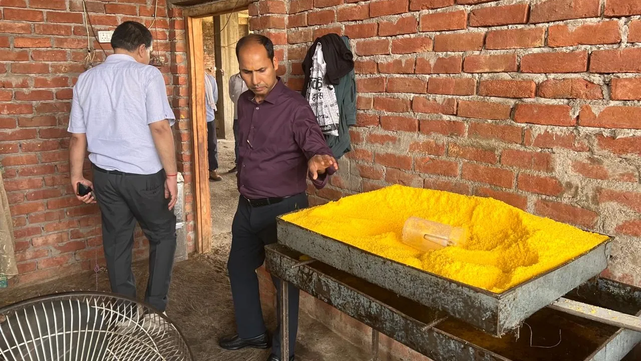 बाराबंकी : बिंद्रा की मिठाइयों में मानक से अधिक रंग, कारखाने में मिली गंदगी