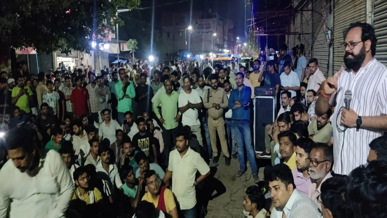 श्रद्धांजलि के बाद घेर ली कोतवाली, पुलिस ने भांजी लाठी : दो दिन पहले निजी अस्पताल में इंजेक्शन लगने के बाद छात्रा की हो गई थी मौत