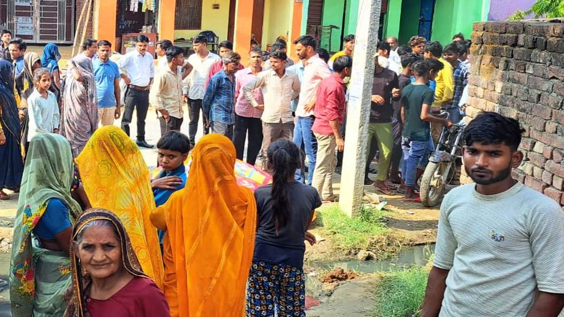 कासगंज: पोल में आ रहे करंट से भैंस मरी, युवक व बालक भी चपेट में आए 