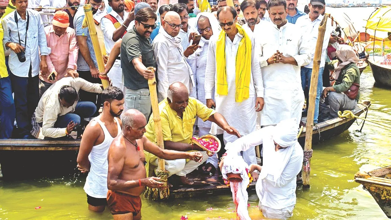 संगम में प्रवाहित कीं कानपुर के शुभम की अस्थियां: पत्नी ऐशन्या बोली- पति को मिले शहीद का दर्जा, आतंकियों का हो खात्मा