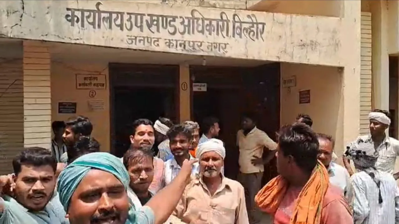 Kanpur: बिजली संकट से परेशान किसानों का हल्लाबोल, एसडीओ कार्यालय के बाहर हंगामा, बोले- बिजली विभाग की वजह से खराब हो रहीं फसलें