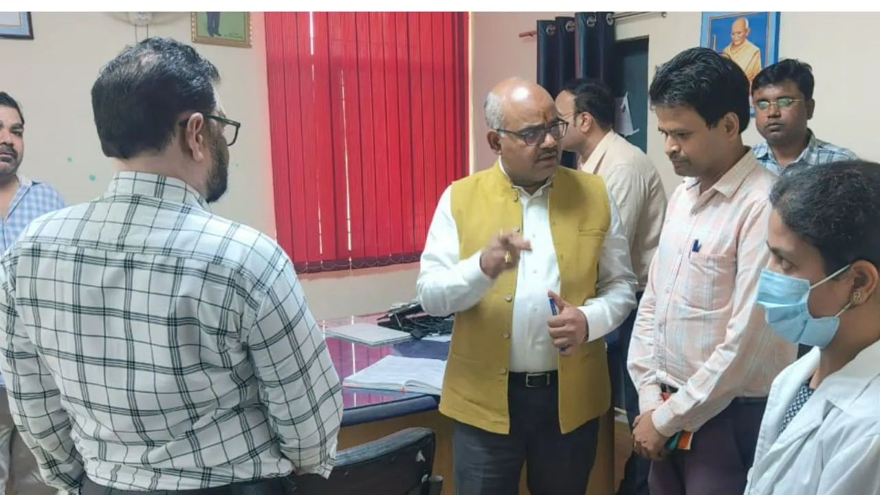 कानपुर में DM ने पतारा CHC का किया औचक निरीक्षण: एक्सरा टेक्नीशियन मिले नदारद, चिकित्सा अधीक्षक को भी फटकारा