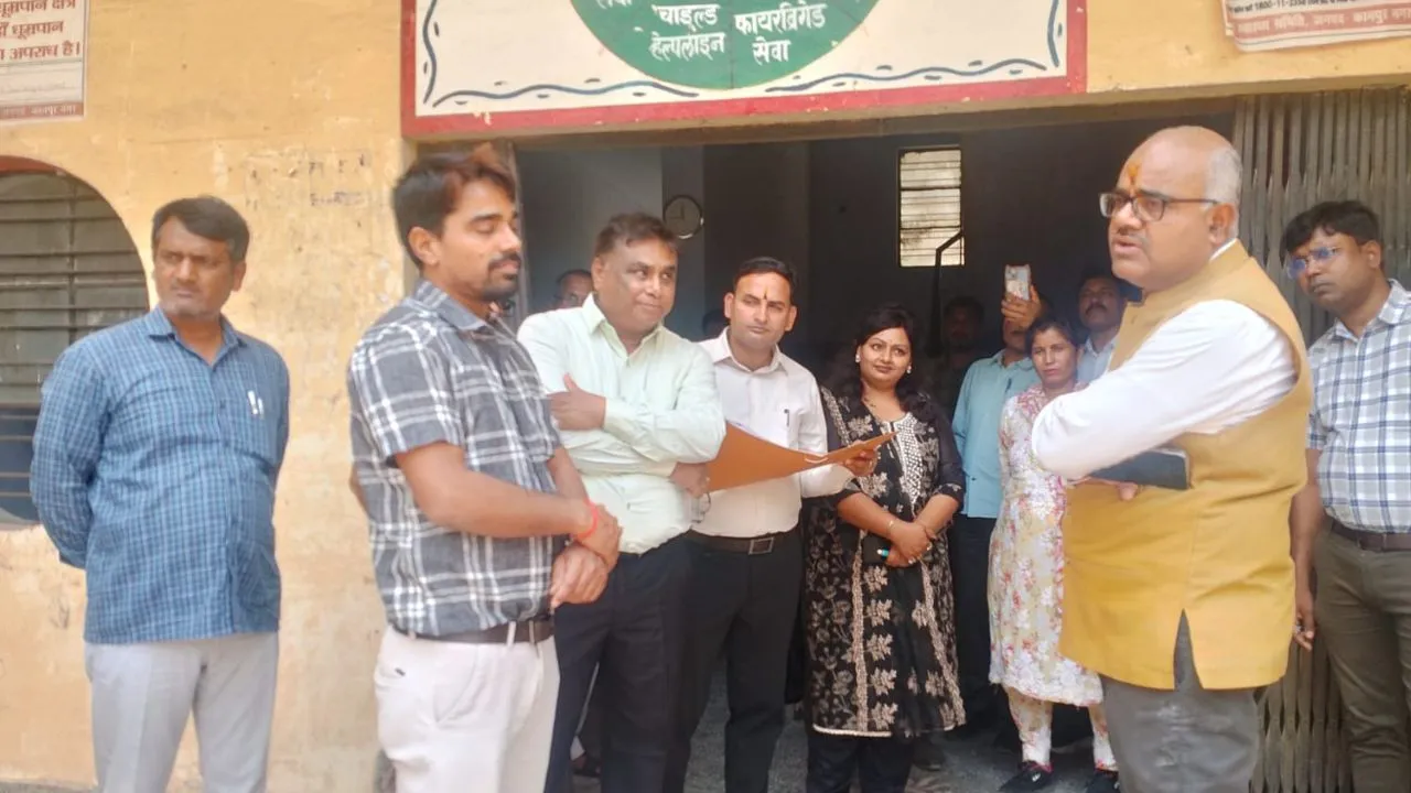 कानपुर में जिलाधिकारी ने राजकीय इंटर कॉलेज का किया औचक निरीक्षण: क्लास टीचर की भूमिका में दिखे...