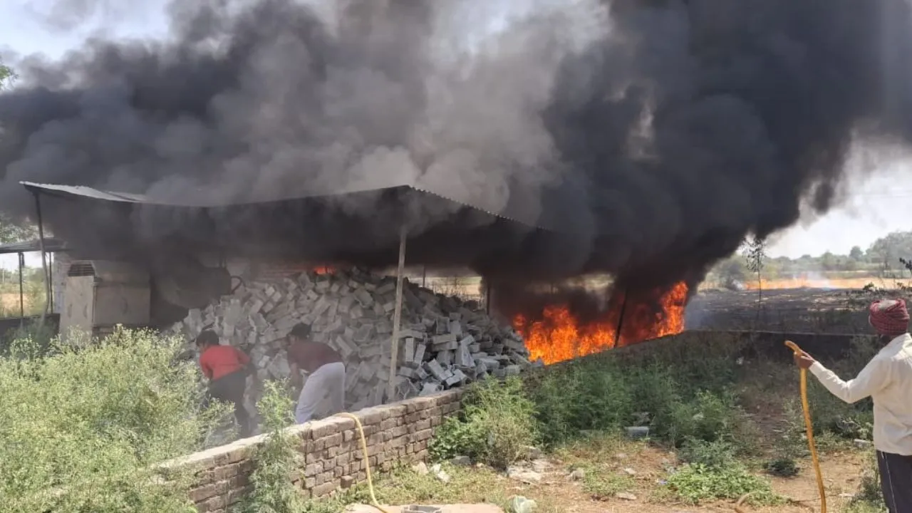 Kanpur Dehat: ईंट प्लांट में लगी आग, लाखों का सामान जलकर राख, एक घंटे तक नहीं पहुंची दमकल, पुलिस व ग्रामीणों ने बुझाई आग