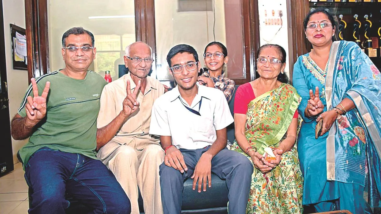 Kanpur: आईसीएसई में स्पर्श तो आईएससी में इन्या बनीं सिटी टॉपर, स्पर्श ने दी सलाह, बोले- कमजोरी को तलाशें और मेहनत करें