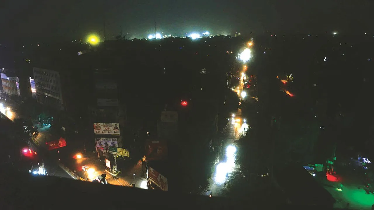 Blackout: रात 9.30 बजे अंधेरे में डूबा कानपुर, लोगों ने स्वेच्छा से अपने घरों-दुकानों-कारखानों प्रतिष्ठानों की बत्ती बुझाई