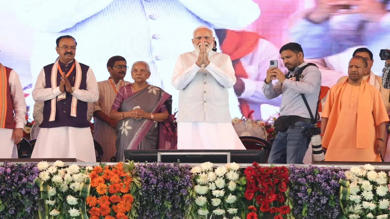 PM Modi in Kanpur :  यूपी को पीएम मोदी का मेगा गिफ्ट, 47600 करोड़ की योजनाओं का किया लोकार्पण व शिलान्यास