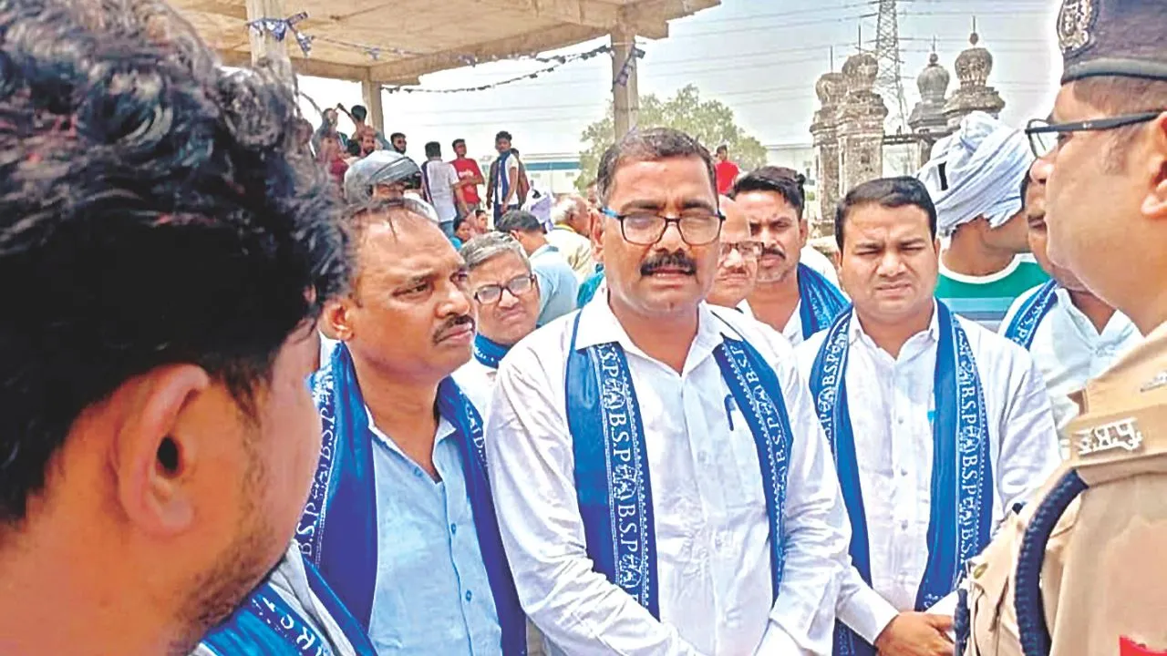 Kanpur: बाबा साहेब की मूर्ति टूटने पर बसपाई आक्रोशित; आरोपियों की गिरफ्तारी की उठाई मांग, आश्वासन पाकर हुए शांत 