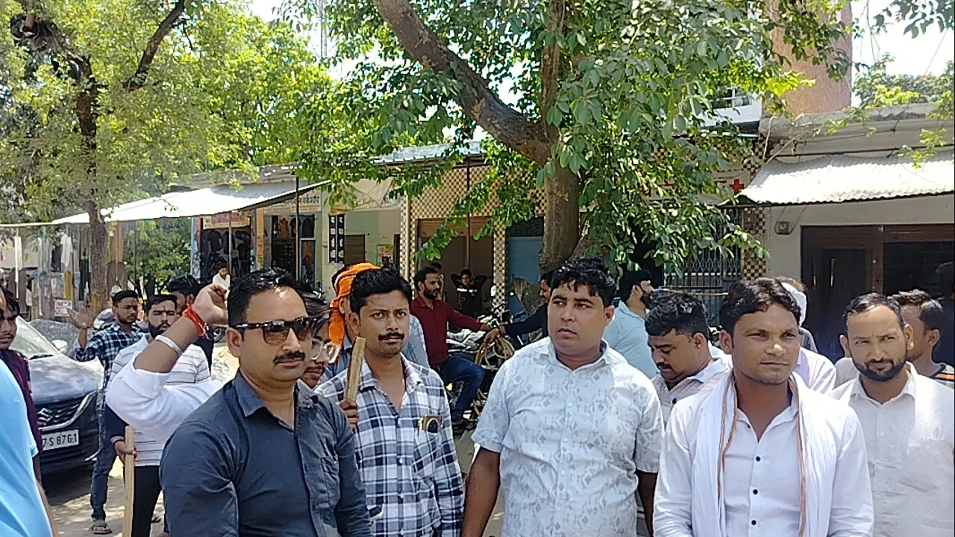 कासगंज: रामजी लाल के आने की आहट पर क्षत्रिय समाज अलर्ट...जगह-जगह लाठी डंडे लेकर रहा तैनात