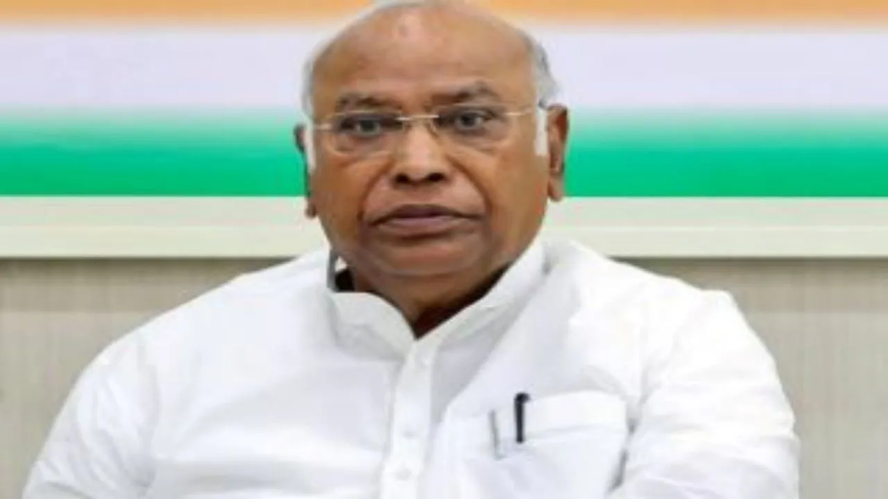 सीडीएस के बयान का जिक्र कर कांग्रेस ने PM मोदी को घेरा, खरगे बोले- सैन्य कार्रवाई पर देश को जवाब दे सरकार