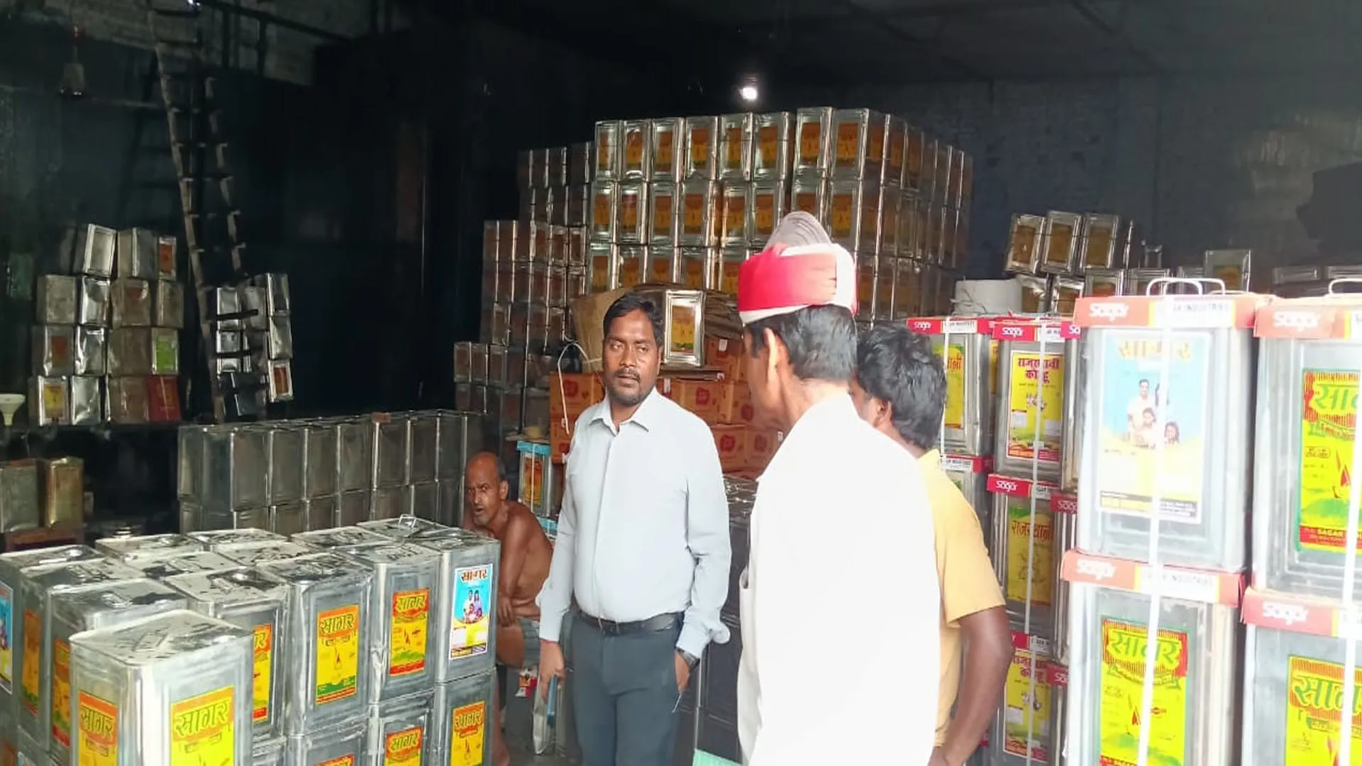 शाहजहांपुर: सागर इंडस्ट्रीज पर खाद्य विभाग की छापामारी...बड़ी तादाद में तेल जब्त