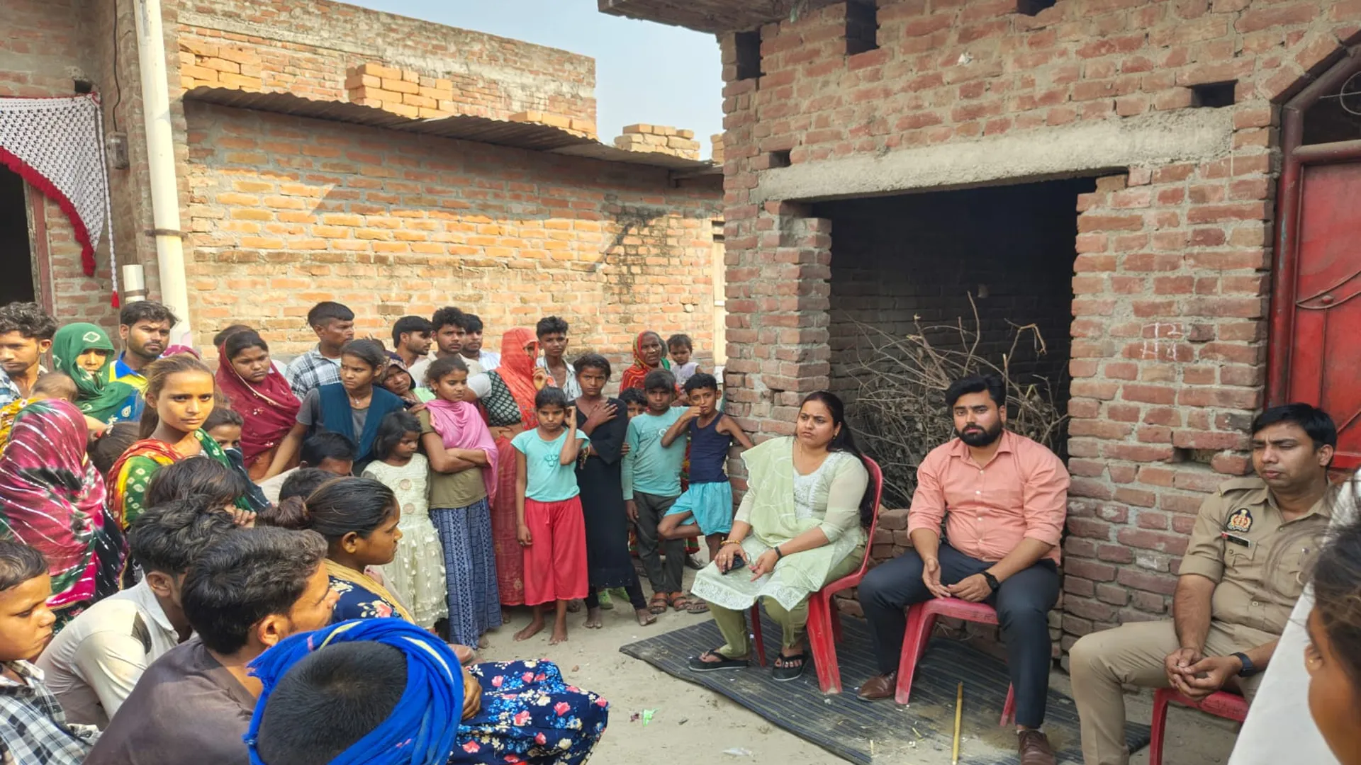 कासगंज: कच्ची उम्र में दुल्हन बनने वालीं थीं दो किशोरियां...चाइल्ड लाइन टीम आई तो रुकी शादी