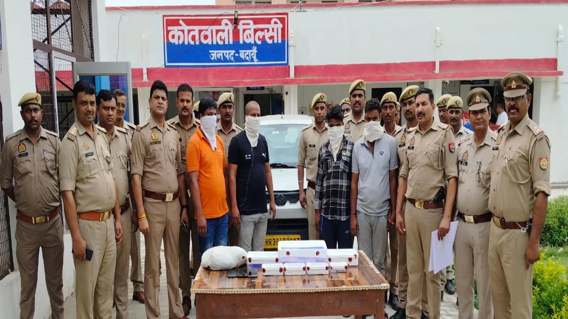 बदायूं: चोरी के चार आरोपी गिरफ्तार...तमंचा व कारतूस समेत माल बरामद