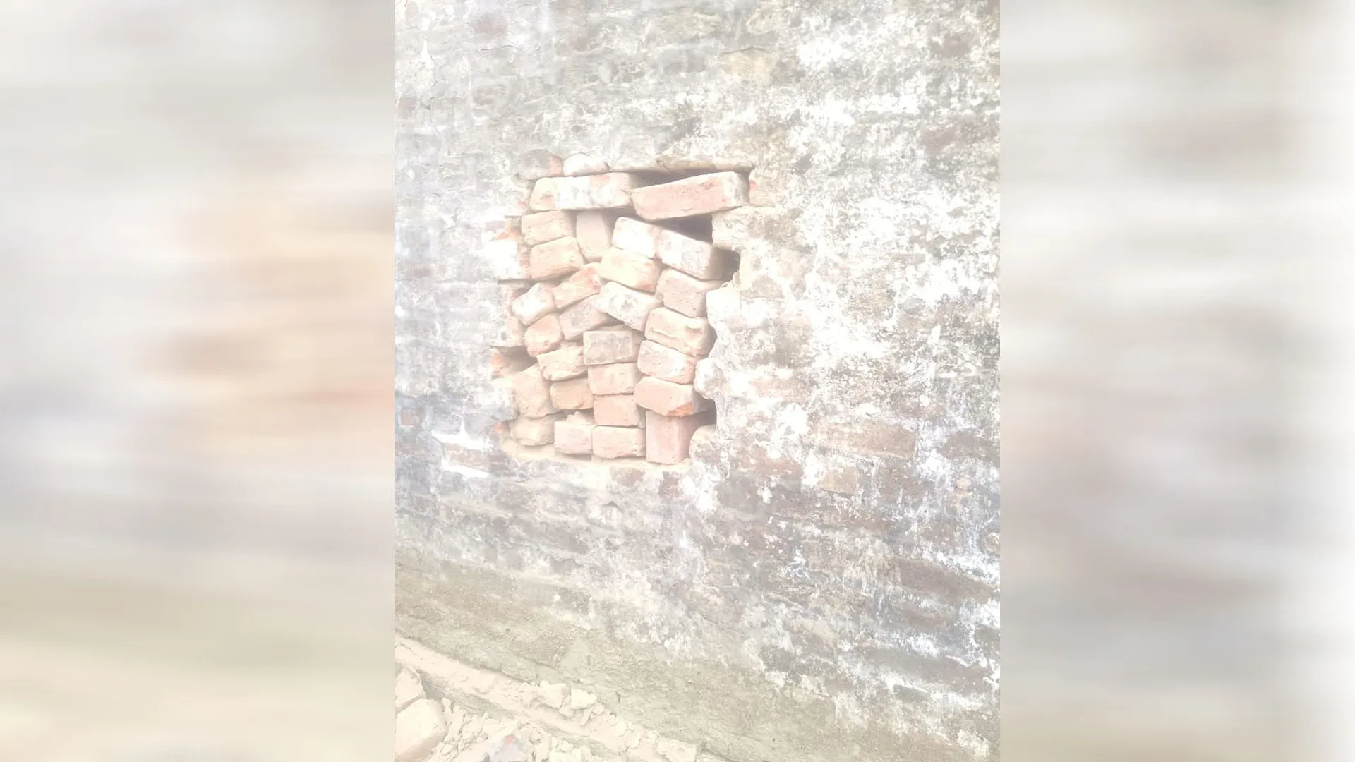 लखीमपुर खीरी:  जसमढ़ी में चोरों ने लगाई घर के अंदर सेंध...लाखों के आभूषण और नकदी लेकर फरार