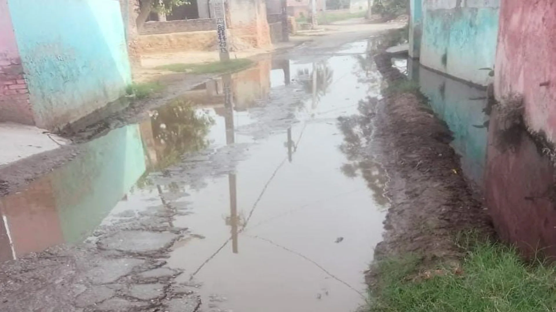 अमरोहा: इस गांव में सड़कों पर जलभराव...ग्रामीणों का निकलना दुश्वार