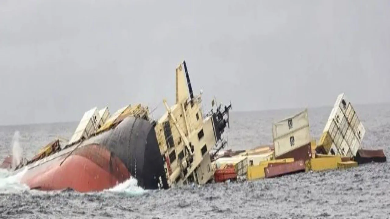 केरल के पास लाइबेरियाई मालवाहक जहाज डूबा, चालक दल के 24 सदस्य बचाए गए 