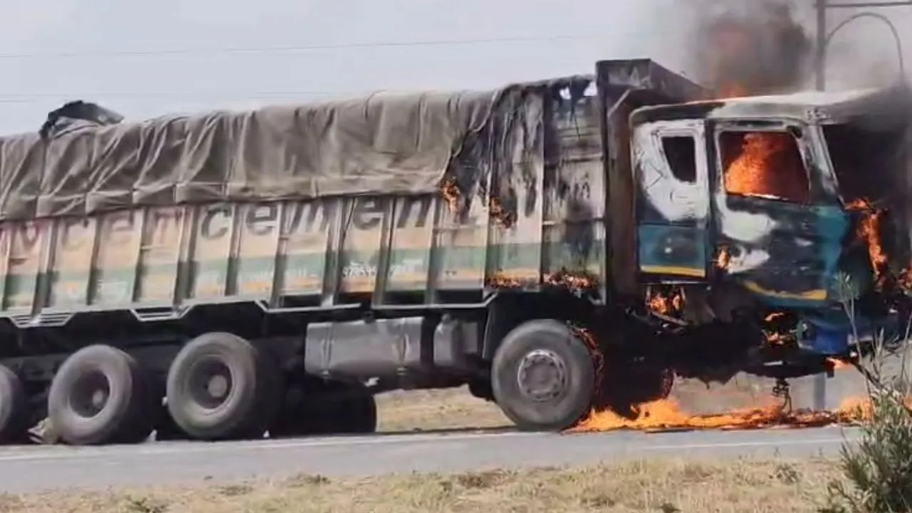 जालौन में खड़े ट्रक में लगी भीषण आग: इलाके में मचा हड़कंप, दमकल कर्मियों ने पाया काबू