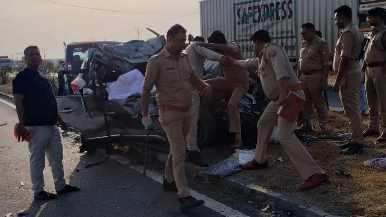 जालौन में सड़क हादसे में पांच की मौत...3 घायल: कार डिवाइडर तोड़कर ट्रक में जा घुसी, बेंगलुरु जा रहा था परिवार