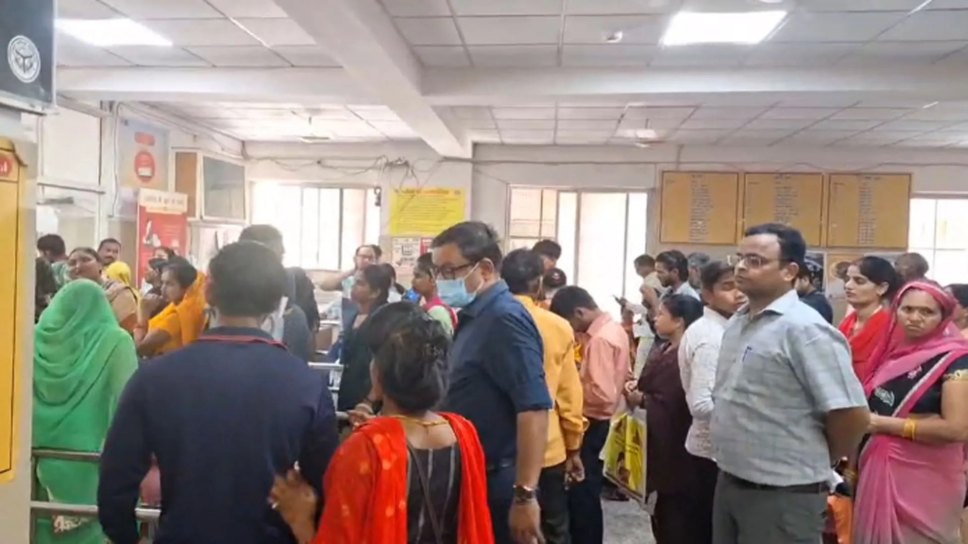 Bareilly: मरीज बनकर डीएम पहुंचे जिला अस्पताल...लाइन में लगकर कराया अल्ट्रासाउंड