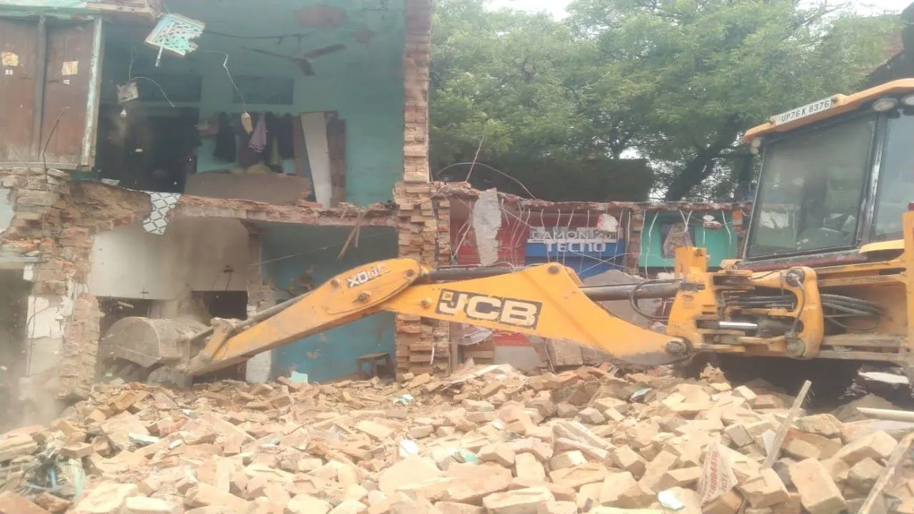 लखीमपुर खीरी: सड़क चौड़ीकरण की जद में आए मकानों पर गरजी जेसीबी, 14 मकान जमींदोज
