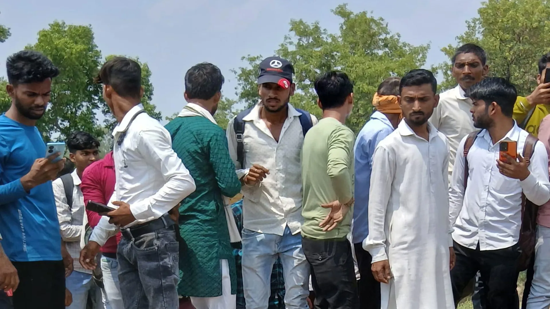 कासगंज: ट्रेन से कटकर बाइक सवार युवक की दर्दनाक मौत