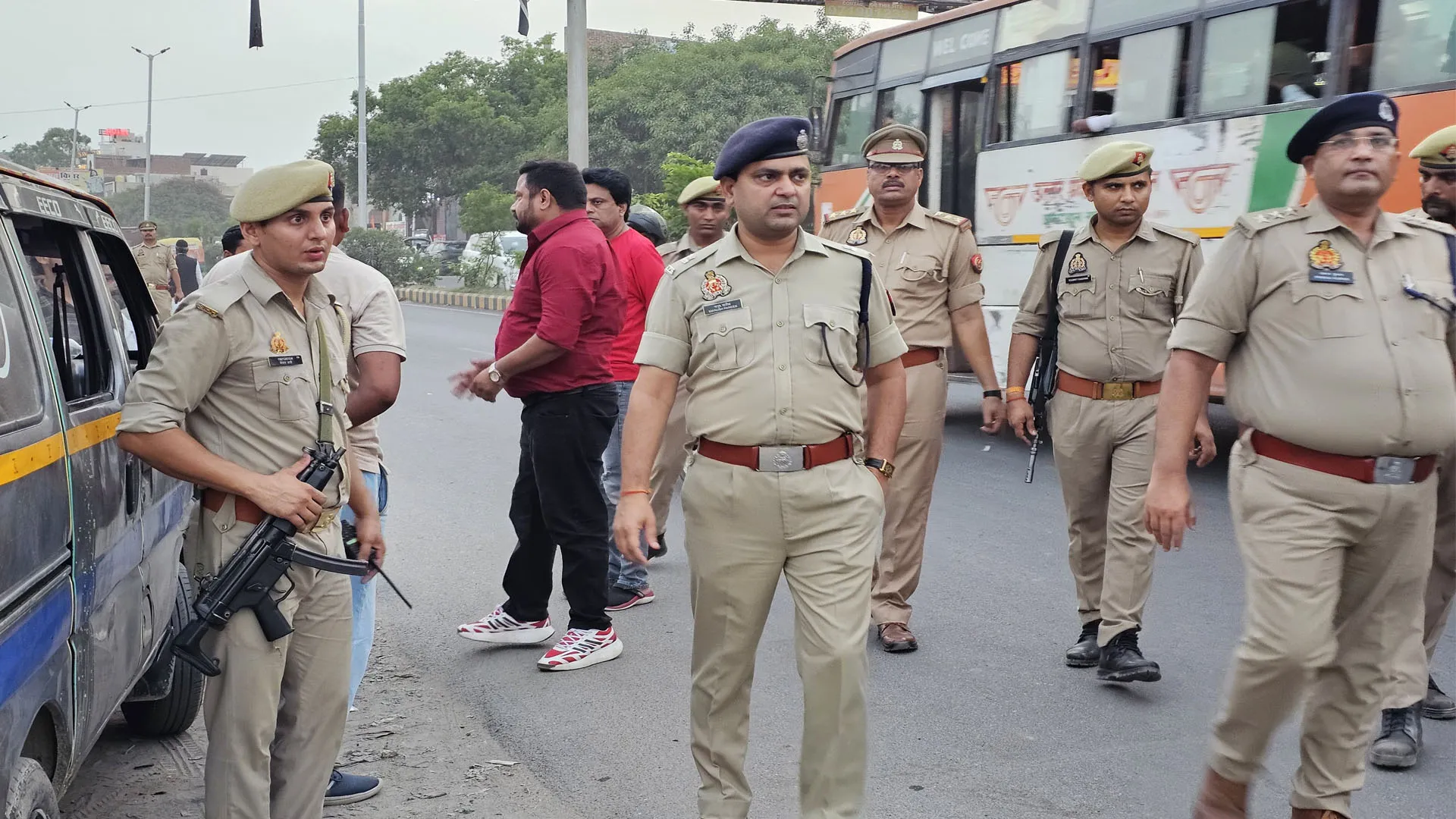 Bareilly: पूर्व विधायक सुल्तान बेग की कार भी लपेटे में...28 बसों समेत 31 वाहन सीज