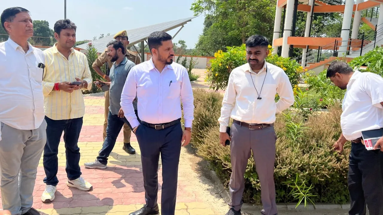 बाराबंकी : 288 फ्लैट्स का निर्माण 90 फीसदी पूरा, डीएम ने किया निरीक्षण