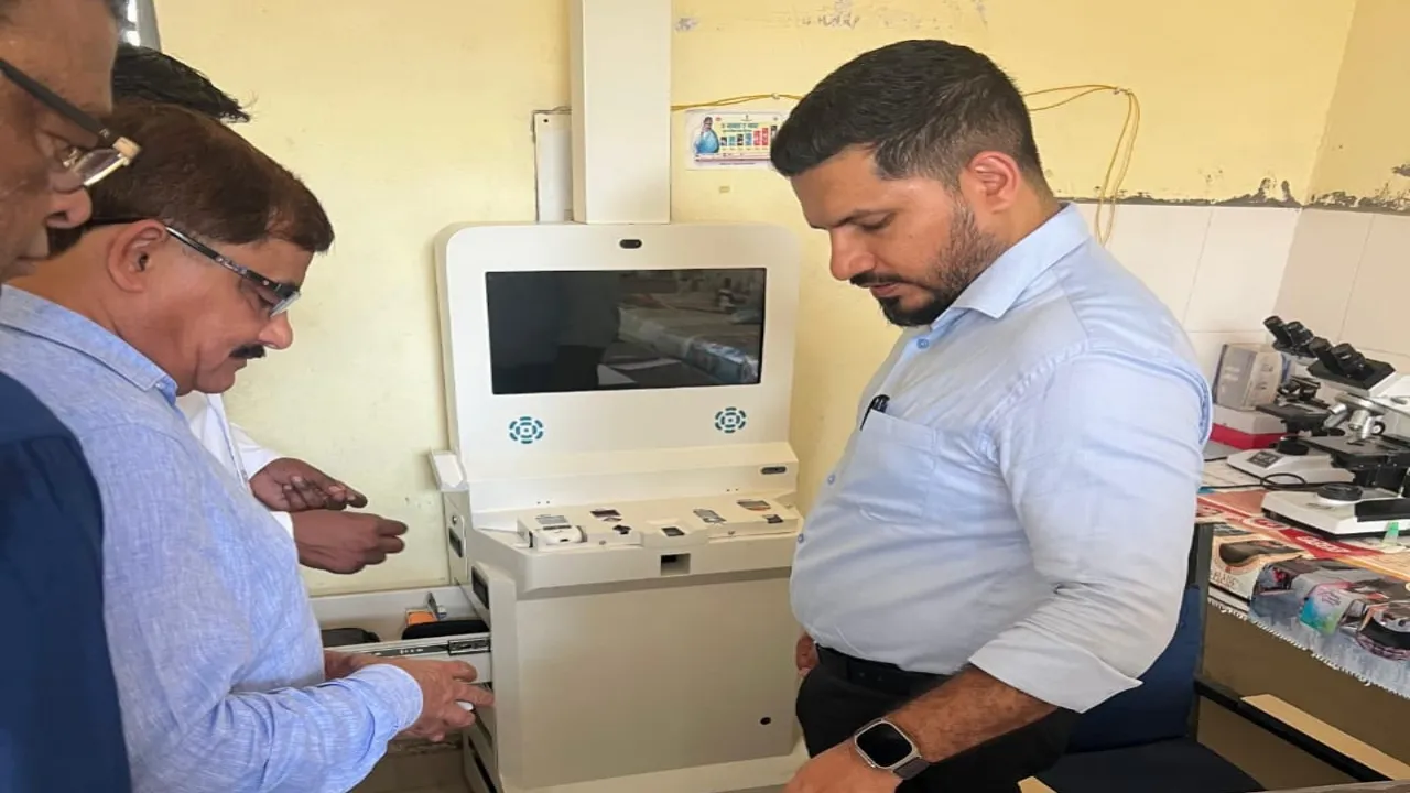 डीएम ने बिना एप्रन काम करने वाले स्टाफ का वेतन रोका : संस्थागत प्रसव सुविधा शुरू करने के निर्देश