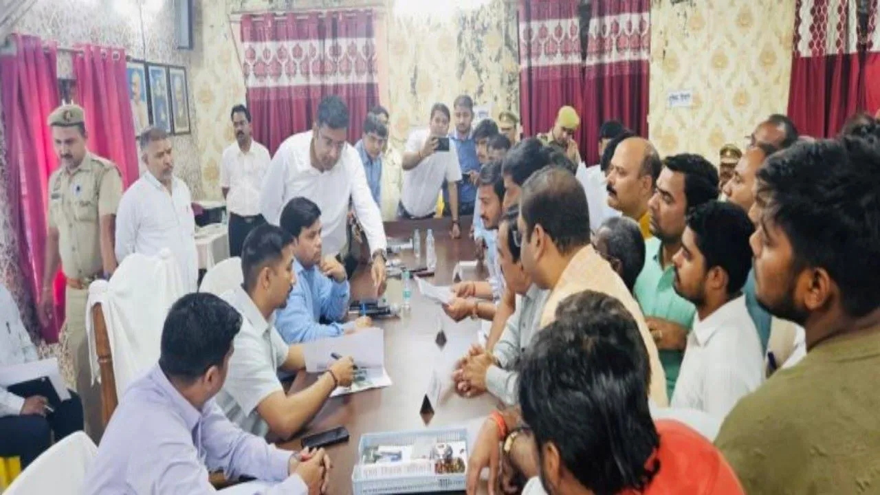लखनऊ: तीन घंटे की देरी से पहुंचे जिलाधिकारी, फरियादियों में नाराजगी