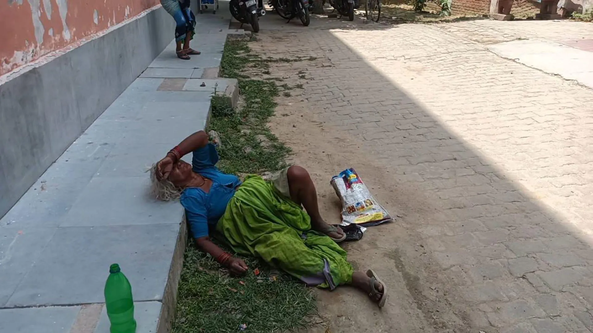 शाहजहांपुर: एक घंटा अस्पताल परिसर में पड़ी तड़पती रही बीमार बुजुर्ग महिला