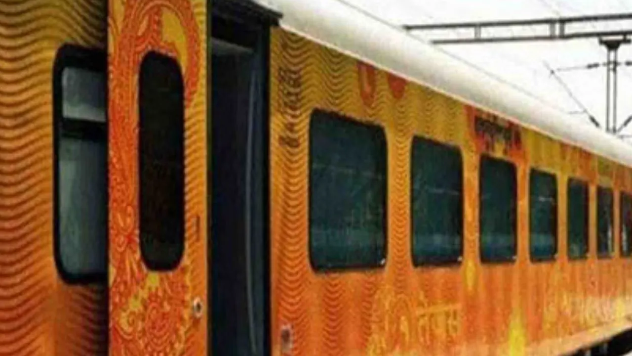 Kanpur: तेजस राजधानी में लावारिस बैग मिलने से मचा हड़कंप, अंदर मिलीं विदेशी शराब की बोतलें, जीआरपी ने कब्जे में लिया