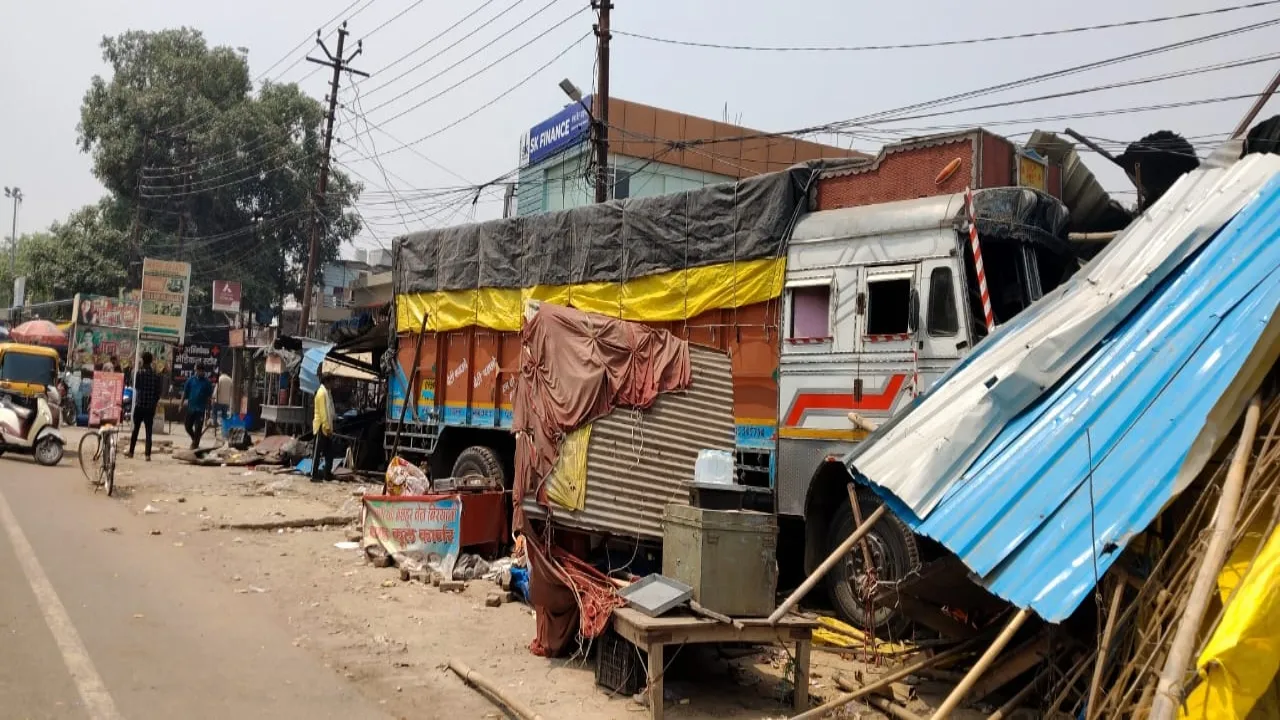 दुकानों में घुसा ट्रक