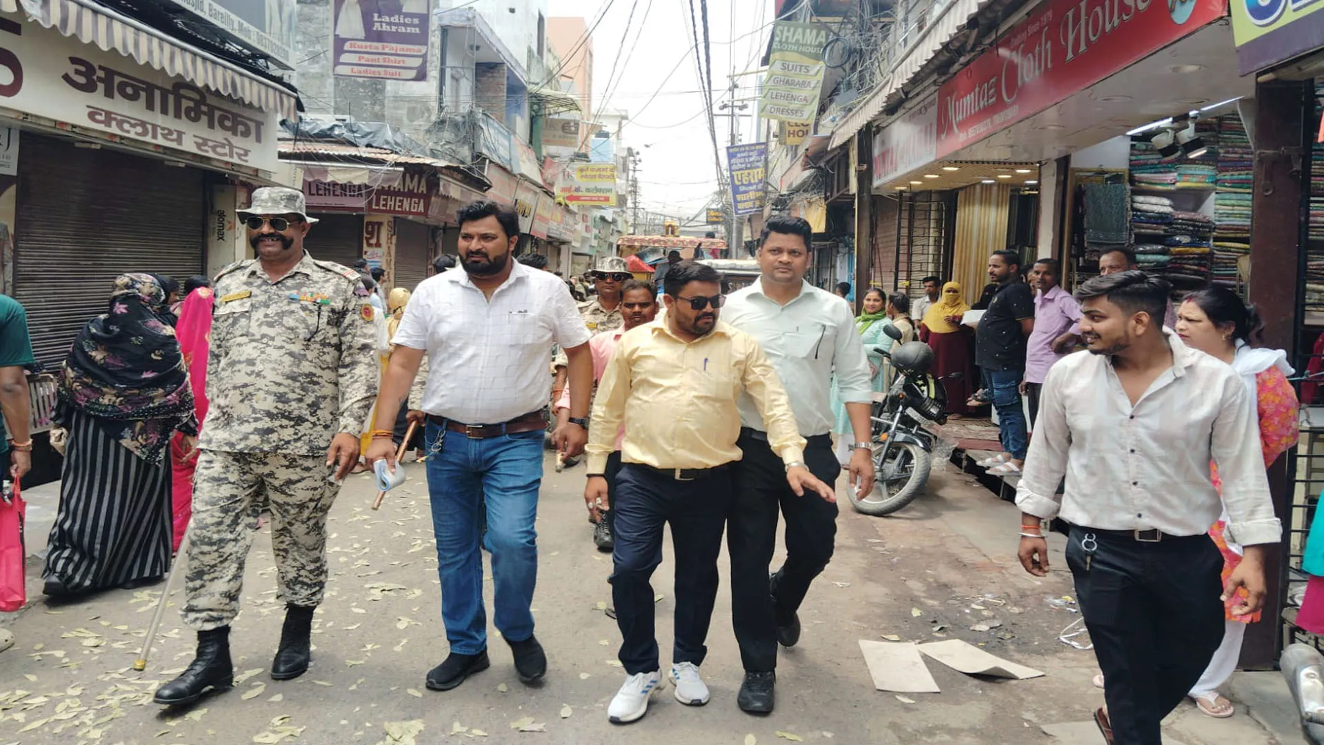 Bareilly: निगम की टीम हटाने पहुंची बृहस्पति बाजार...15 से ज्यादा दुकानों से वसूला जुर्माना