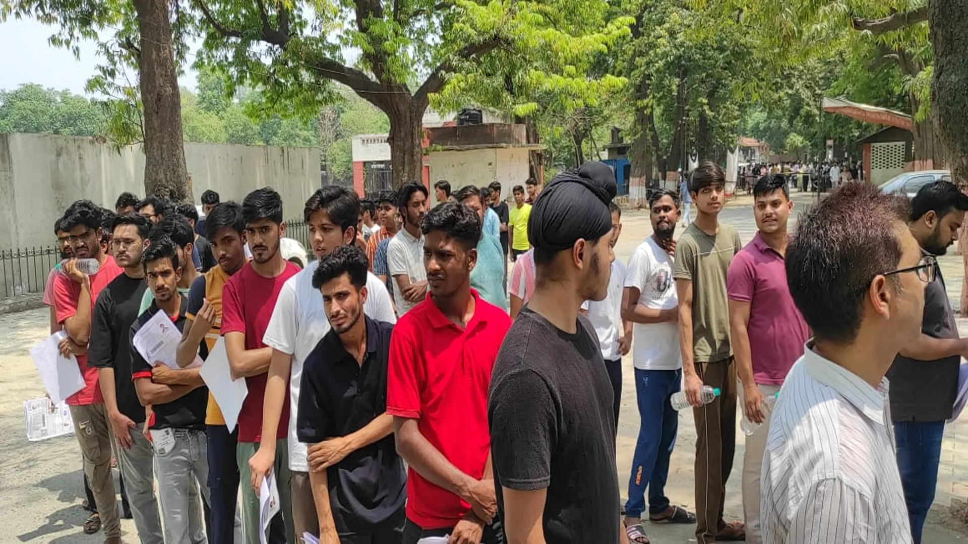 Bareilly: 23 केंद्रों पर NEET की परीक्षा...कई जगह अव्यवस्थाओं से जूझे अभ्यर्थी 