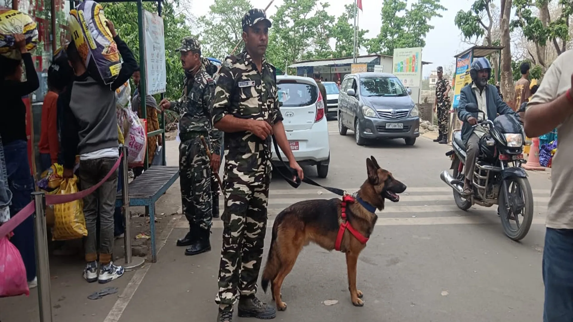 लखीमपुर खीरी: नेपाल सीमा पर हाई अलर्ट...आने जाने-वाले वाहनों की हो रही जांच