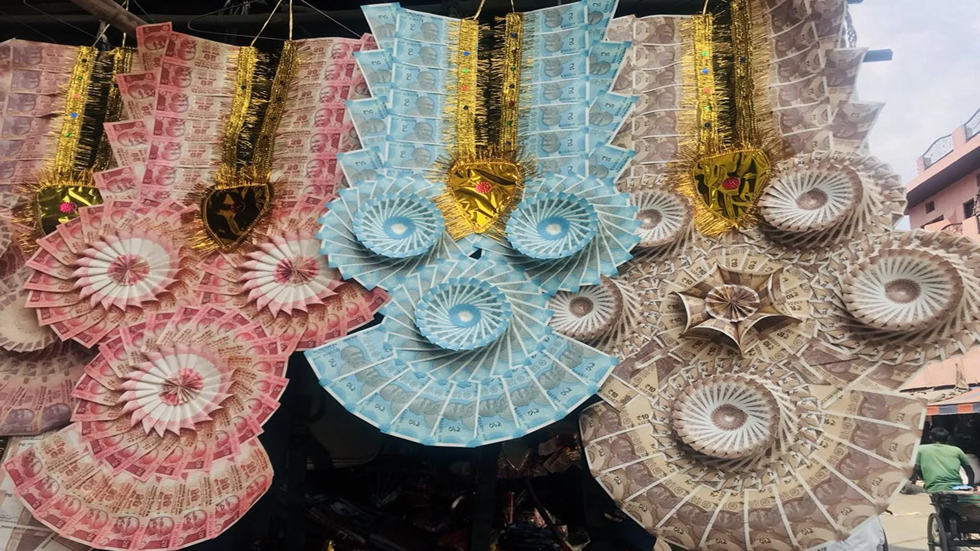 रामपुर: दुकानदार से 22,500 के नोटो के हार ठगे...सीसीटीवी कैमरे में कैद हुए ठग 