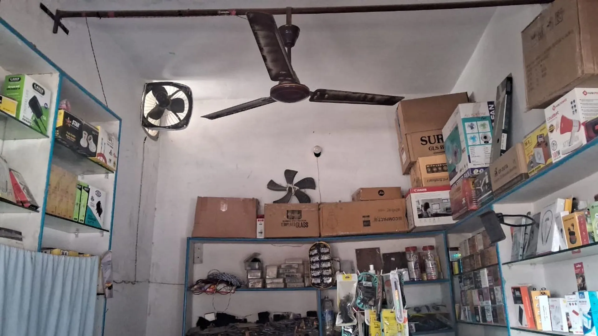 लखीमपुर खीरी: एग्जॉस्ट फैन तोड़कर मोबाइल शॉप में एक लाख की चोरी